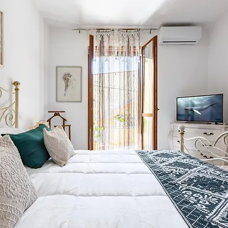 Guesthost - Sa Domo D' Amare - Comely With Parking! *