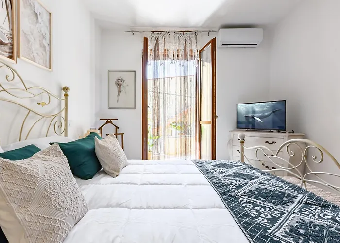 Guesthost - Sa Domo D' Amare - Comely With Parking! *